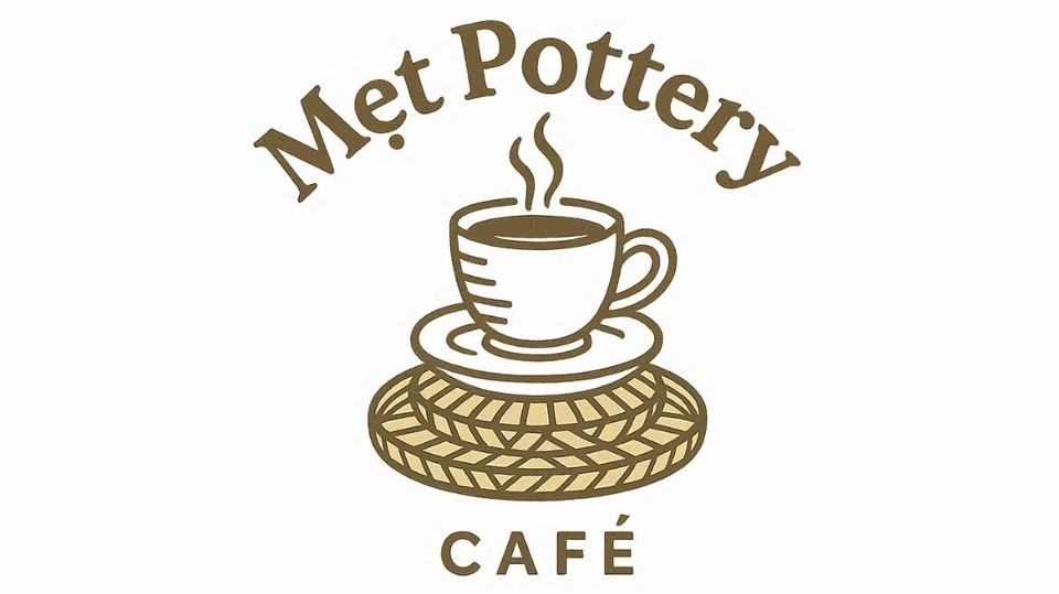 Logo của quán " Mẹt Pottery Café" với tách cà phê mẹt đan, tông kem, phong cách sang trọng dễ thương