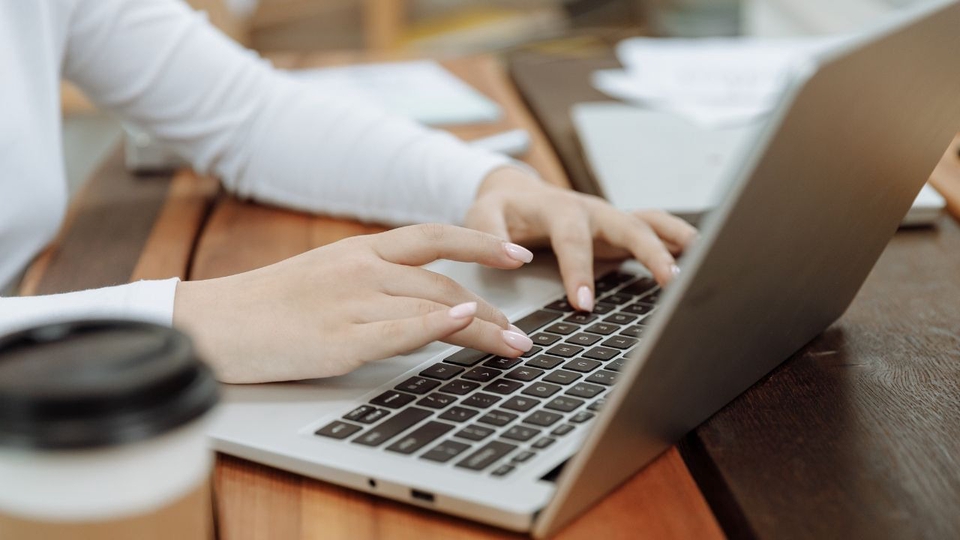 Đánh máy, gõ văn bản, nhập liệu, chép file, chép ảnh, nhập số liệu, gõ bản thảo, nhập văn bản