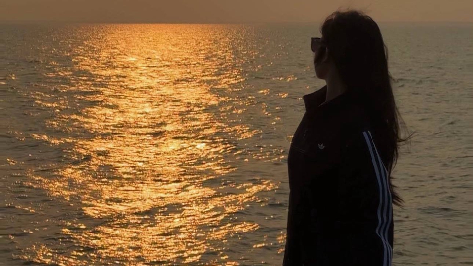 Phút tĩnh lặng ngắm biển lúc chiều tà.