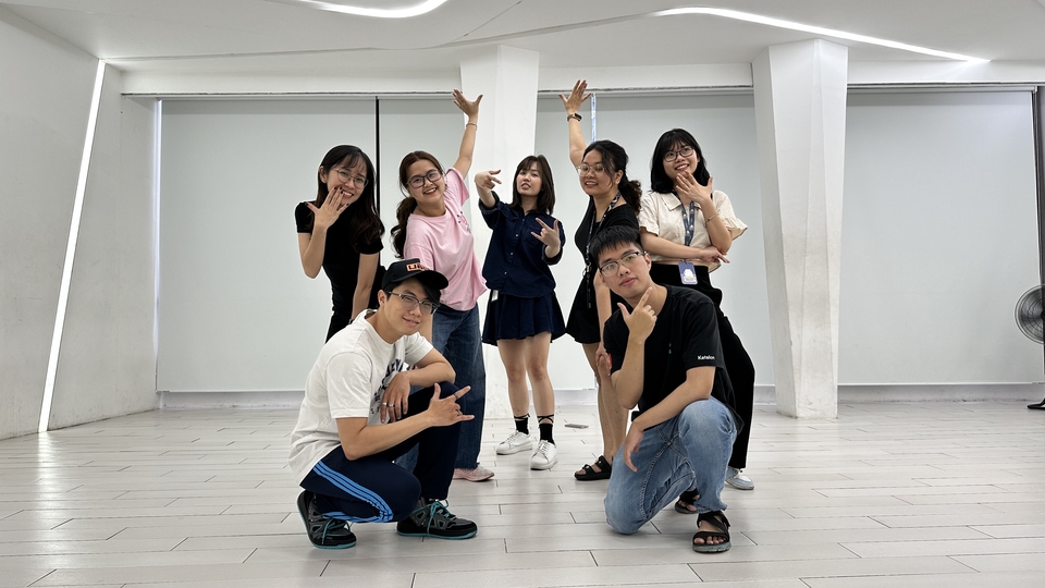 Luyện tập tại Dance Studio cùng người biểu diễn và biên đạo